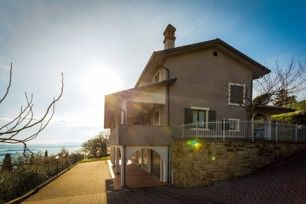 Foto Villa unifamiliare a Passignano sul Trasimeno di 550 m² in vendita