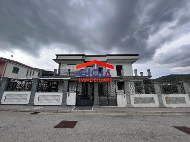 Foto Villa unifamiliare a Falciano del Massico di 300 m² con 5 locali
