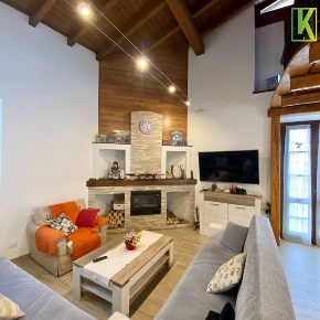 Foto Appartamento in contrada California 13, Cocquio-Trevisago di 330 m²