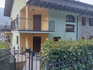 Foto Villa unifamiliare in Zogno, Zogno di 308 m² con 8 locali in vendita