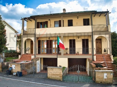 Foto Villa unifamiliare a Suvereto di 200 m² con 8 locali in vendita