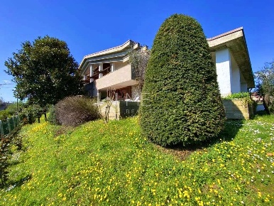 Foto Villa unifamiliare in Via San Michele, Moniga del Garda di 250 m²