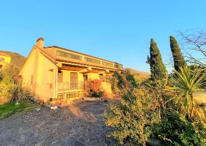 Foto Villa unifamiliare a Broccostella di 400 m² con 15 locali in vendita