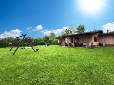 Foto Villa unifamiliare a Borgarello di 293 m² con 7 locali in vendita