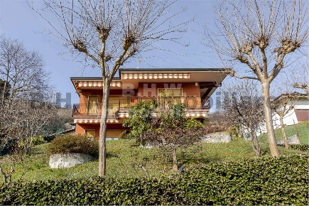 Foto Appartamento a Caravate di 200 m² con 10 locali in vendita