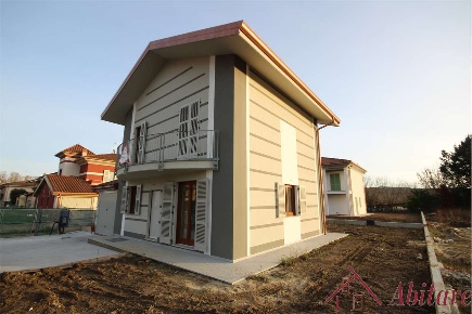 Foto Villa unifamiliare a Santa Vittoria d'Alba di 200 m² con 5 locali