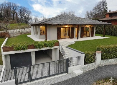 Foto Villa unifamiliare in via montessori 36, Montorfano di 220 m²
