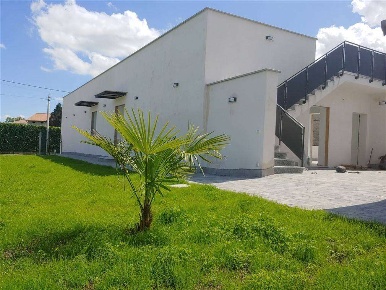 Foto Villa unifamiliare in P.ZZA XIV DICEMBRE, Suno di 240 m² con 6 locali
