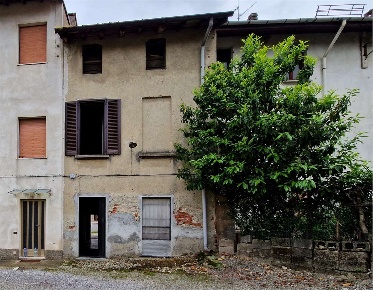 Foto Appartamento in Via xxv Aprile, Cirimido di 155 m² con 6 locali
