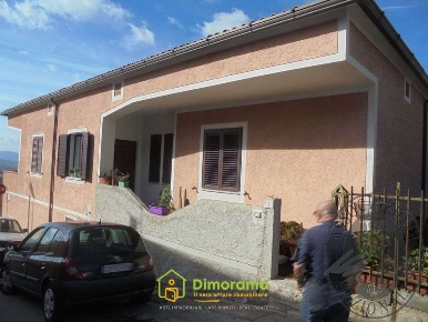 Foto Appartamento in Via Mossa Paolo, Berchidda di 229 m² con 10 locali