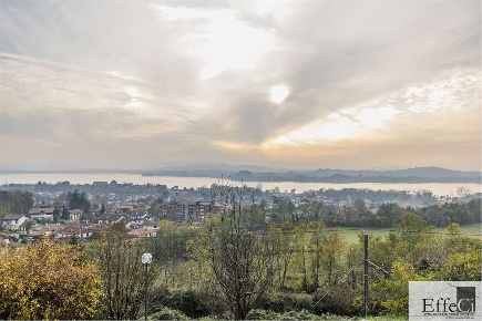 Foto Appartamento in Via Fidanza 38, Comerio in vendita