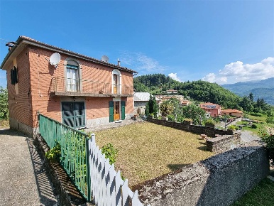 Foto Villa bifamiliare in Via San Sebastiano 23, Camporgiano di 80 m²