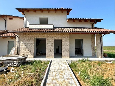 Foto Villa unifamiliare in Via Europa, Valfenera di 230 m² con 5 locali