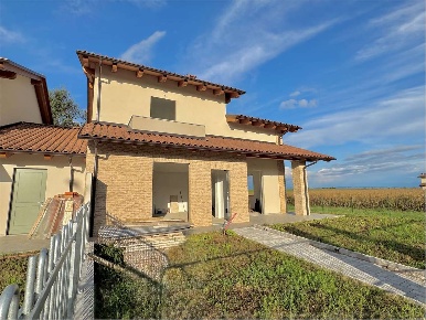 Foto Villa unifamiliare in Via Europa, Valfenera di 230 m² con 5 locali