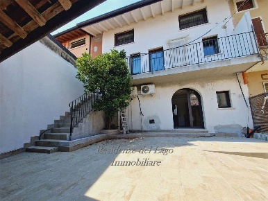 Foto Villa unifamiliare in piazza san martino, Moniga del Garda di 220 m²