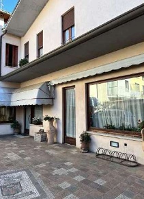 Foto Appartamento in Via Benedetto Croce, Chiuppano di 414 m² con 3 locali