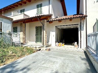 Foto Villa a schiera in Via Europa, Valfenera di 148 m² con 4 locali
