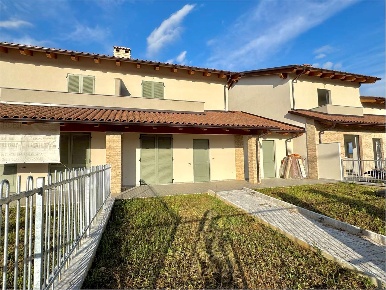 Foto Villa a schiera in Via Europa, Valfenera di 148 m² con 4 locali