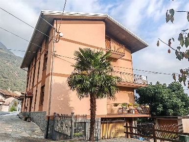 Foto Appartamento in via Caresani, Donnas di 130 m² con 6 locali in vendita