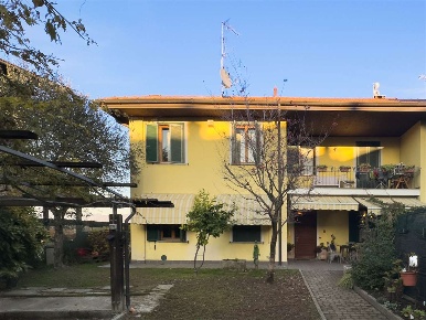 Foto Villa unifamiliare in via maggiore  9, Cadrezzate con Osmate di 180 m²