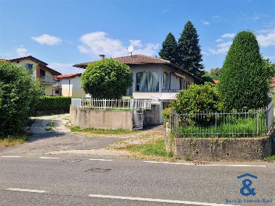 Foto Villa bifamiliare in Via Vallerini, Cadrezzate con Osmate di 400 m²