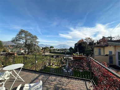 Foto Villa unifamiliare in Ss33 del Sempione, Meina di 240 m² con 7 locali