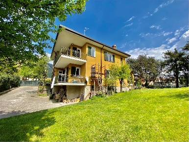 Foto Villa bifamiliare in Via Giuseppe Parini, Cesana Brianza di 340 m²