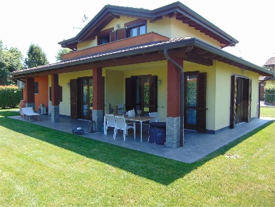 Foto Villa unifamiliare in Nino Bixio 51, Bodio Lomnago di 185 m²