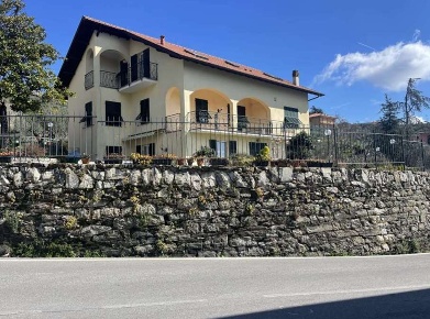 Foto Villa unifamiliare in Via I Maggio, Leivi di 345 m² con 12 locali