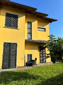 Foto Villa bifamiliare a Novedrate di 245 m² con 7 locali in vendita