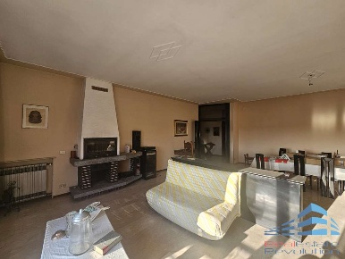 Foto Villa unifamiliare in via san rocco  2, Momo di 450 m² con 10 locali