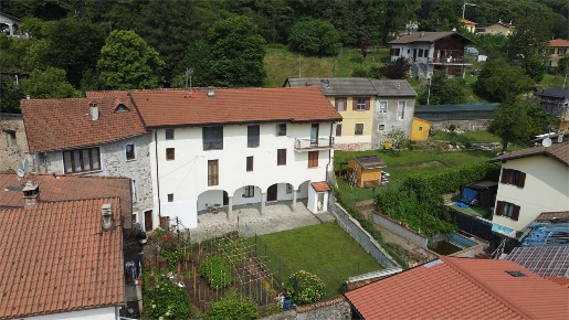 Foto Villa unifamiliare in Via San Paolo, Cadegliano-Viconago di 350 m²