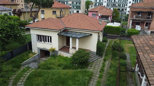 Foto Villa unifamiliare in Via Luigi Cadorna  1, Varano Borghi di 200 m²