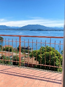 Foto Villa unifamiliare in Via Valcabbia, Meina di 240 m² con 9 locali