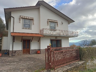 Foto Casa indipendente a Podenzana di 220 m² con 8 locali in vendita