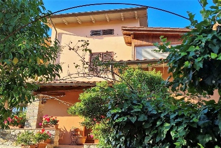 Foto Villa unifamiliare a Gaiole in Chianti di 305 m² con 9 locali