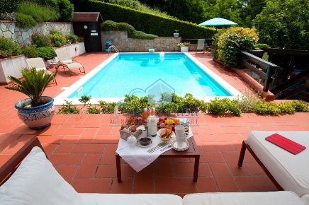 Foto Villa unifamiliare a Podenzana di 215 m² con 10 locali in vendita