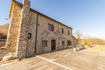 Foto Casa indipendente a Castelnuovo di Val di Cecina di 238 m² in vendita