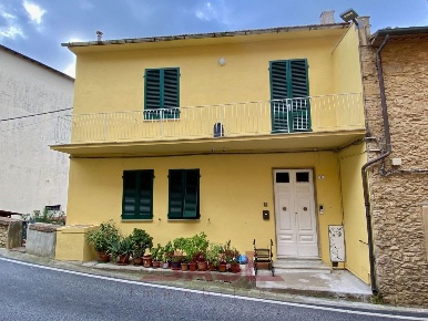 Foto Appartamento in Via della Libertà, Montescudaio di 210 m² con 8 locali
