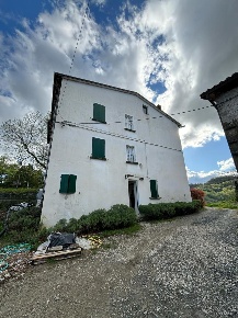 Foto Appartamento a Varano de' Melegari di 134 m² con 5 locali in vendita