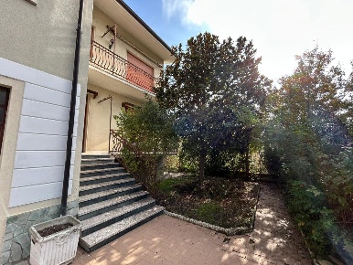 Foto Villa bifamiliare a Alta Val Tidone di 280 m² con 6 locali in vendita