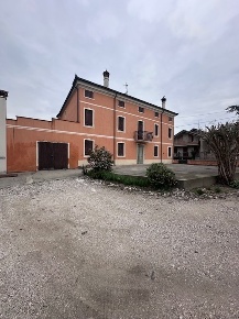 Foto Villa unifamiliare a Trecenta di 350 m² con 12 locali in vendita