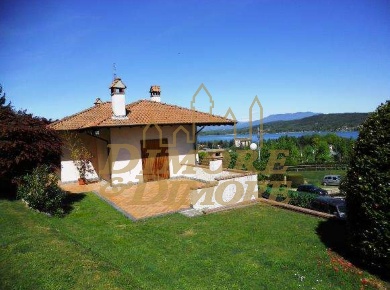 Foto Villa unifamiliare in Via Monte Bianco 8, Dormelletto di 250 m²