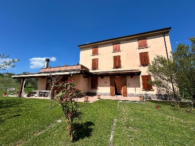 Foto Villa singola a Alta Val Tidone di 249 m² con 5 locali in vendita