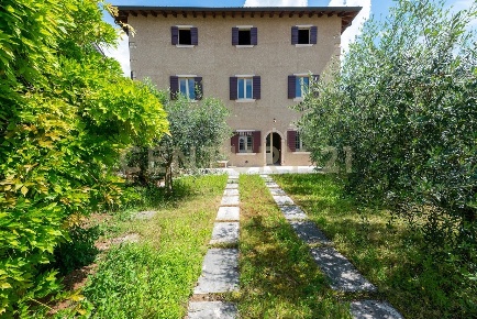 Foto Villa singola in Via San Fermo 4, Mezzane di Sotto di 270 m²