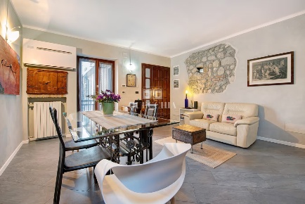 Foto Appartamento in via Castello, Moniga del Garda di 97 m² con 3 locali