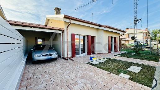 Foto Villa bifamiliare in Fratta Polesine RO, Fratta Polesine di 150 m²