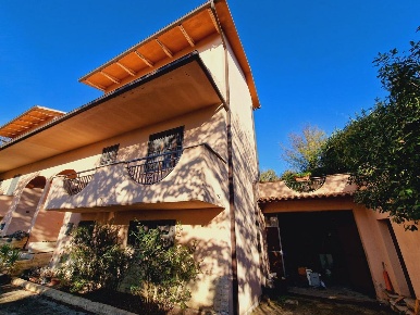 Foto Villa a schiera in Via Case Vecchie 11, Baschi di 195 m² con 9 locali