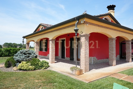 Foto Villa unifamiliare in Via Api 60, Bergantino di 190 m² con 5 locali