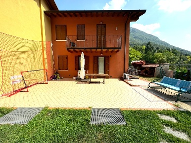 Foto Villa a schiera in via micinigo 26, Caino di 239 m² con 5 locali